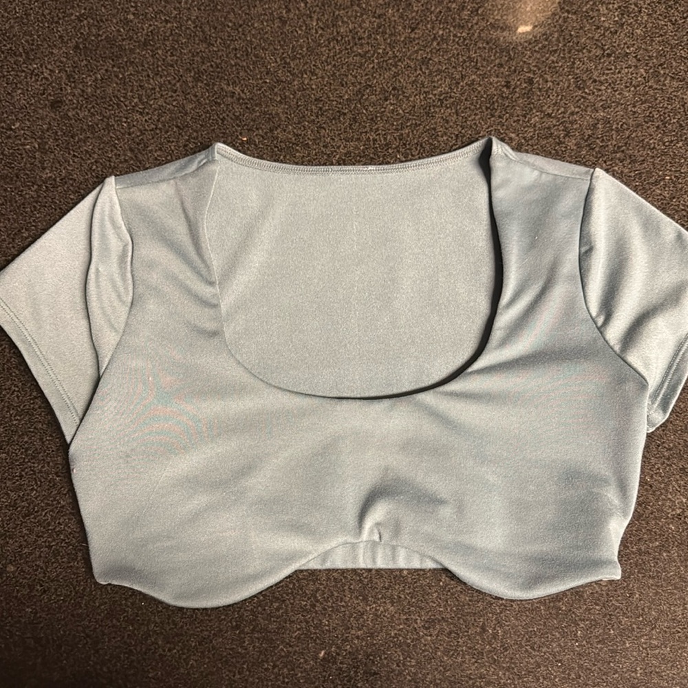 Alo yoga cropped top in seagrass